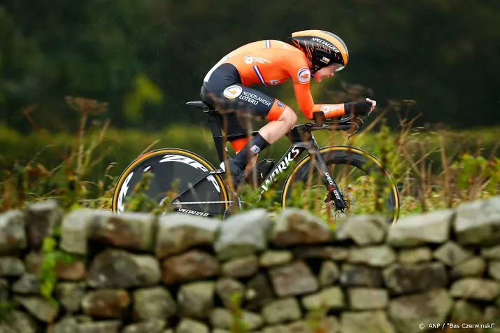 van der breggen wint bergrit in spanje na lange solo