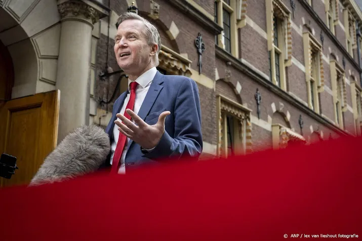 van der burg asielzoekers ter apel moeten de crisisnoodopvang in