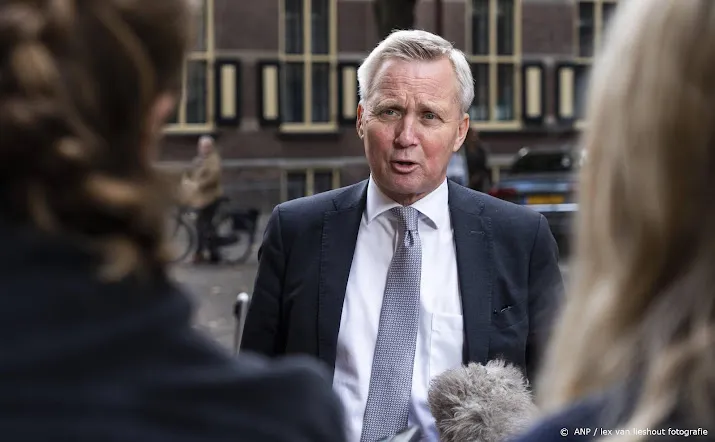 van der burg in gesprek met betrokkenen over chaos bij ter apel