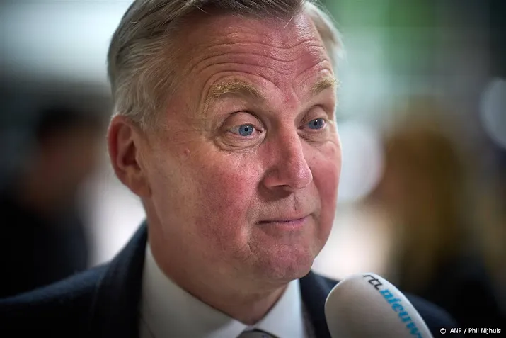 van der burg oneens met hoge vn vluchtelingenchef over opvang