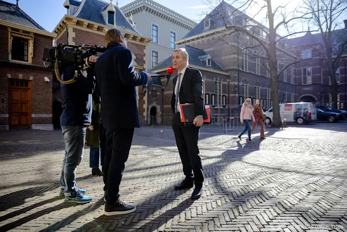 van der burg overheid gaat thuisopvang van oekrainers overnemen