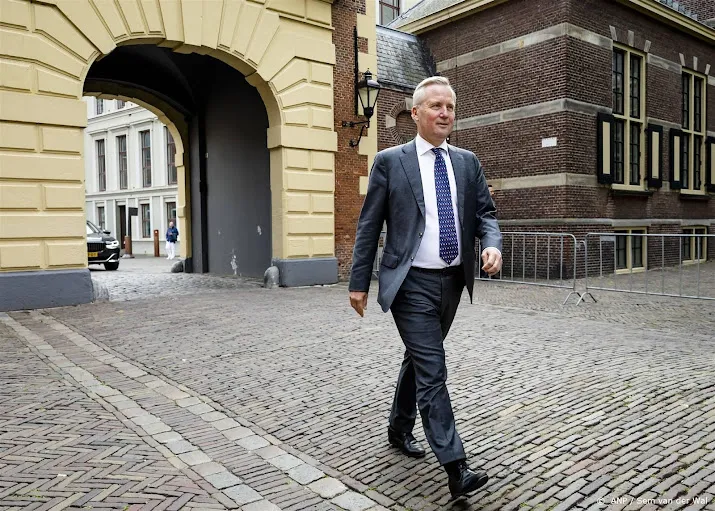 van der burg rekent op asielpiek vanaf augustus geen grasslapers