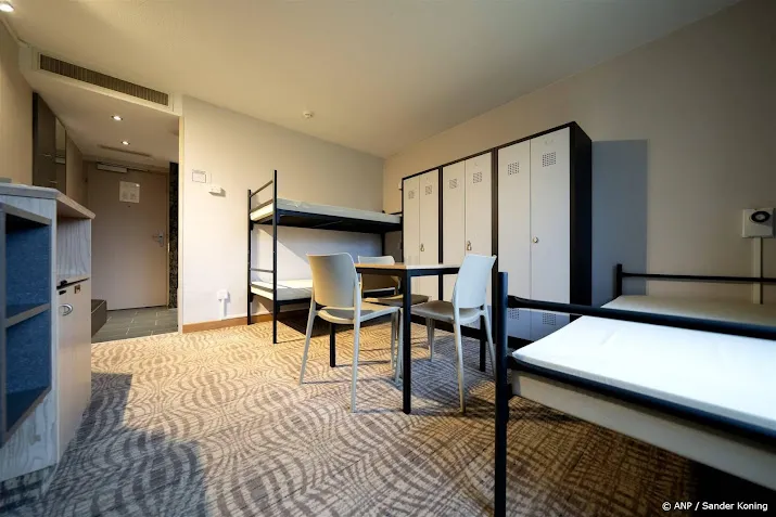 van der burg zoekt extra opvangplekken asielzoekers in hotels