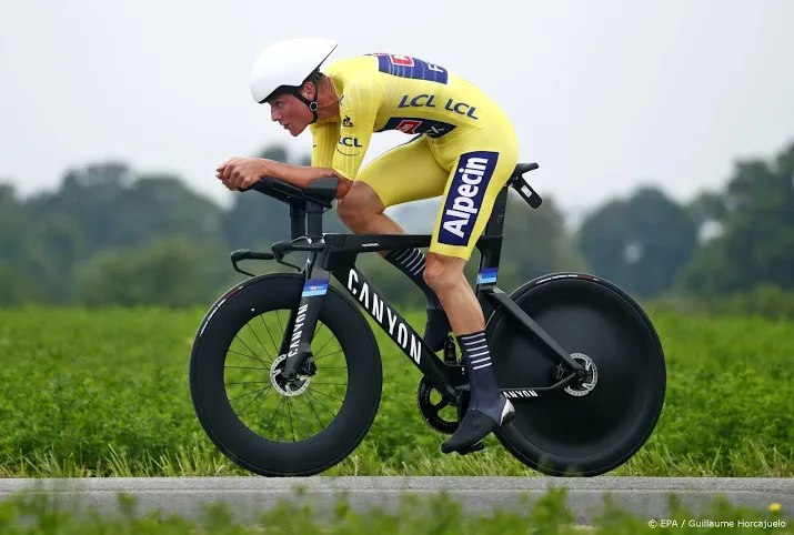van der poel behoudt gele trui pogacar wint eerste tijdrit