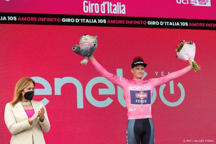 van der poel blij met nog een extra dag in roze leiderstrui