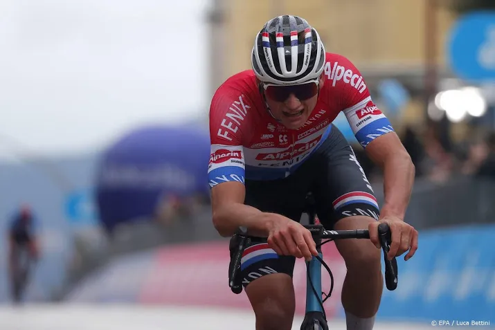 van der poel geeft vroege aanval in milaan sanremo weinig kans