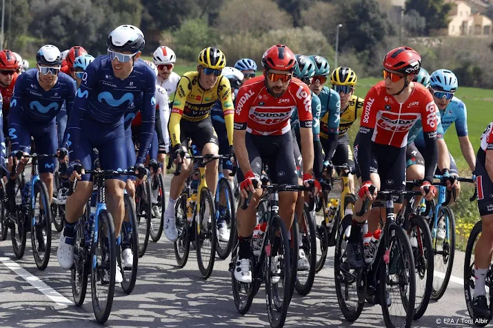 van der poel kleurt etappe in giro maar de gendt wint in napels