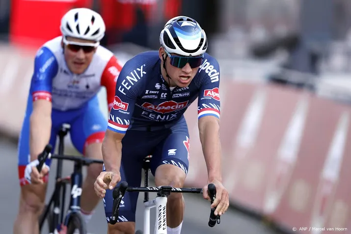 van der poel legt zich neer bij overwicht ineos in gold race