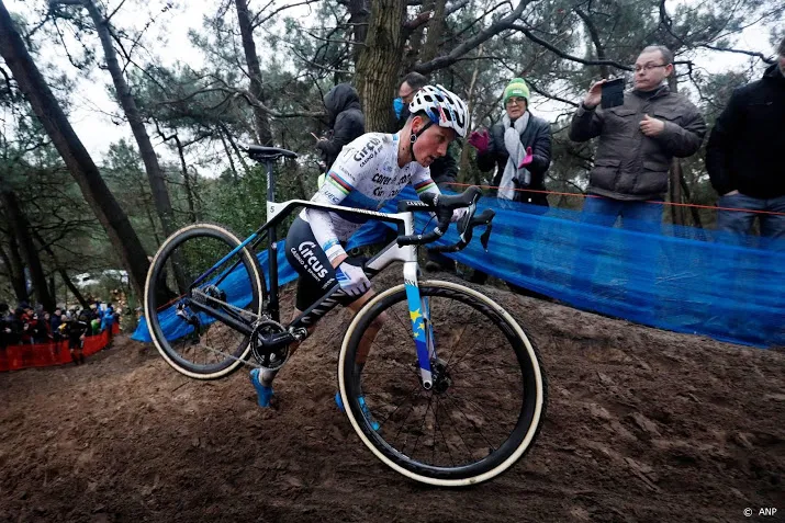 van der poel pas in ruddervoorde het veld in