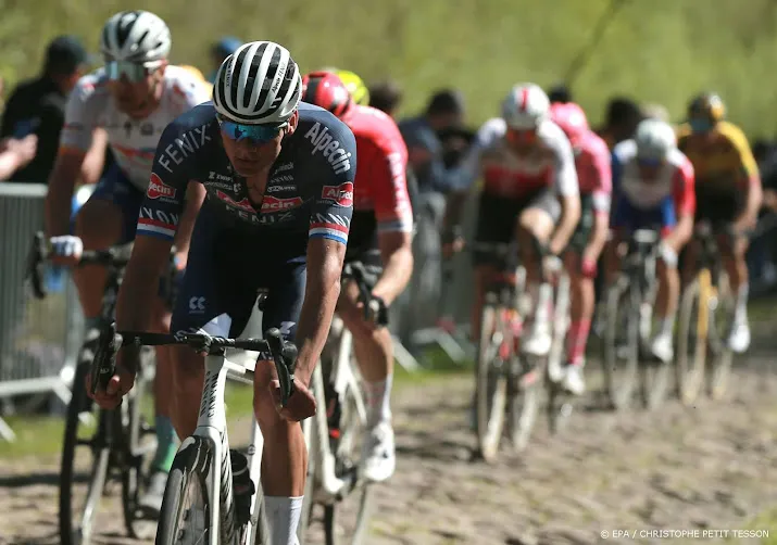 van der poel rijdt giro met nederlandse ploeggenoot riesebeek