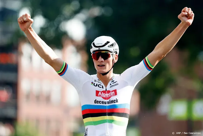 van der poel toont regenboogtrui en wil zijn seizoen verlengen