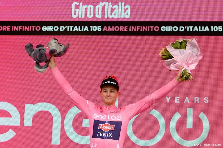 van der poel verdedigt roze leiderstrui giro tijdens klim op etna