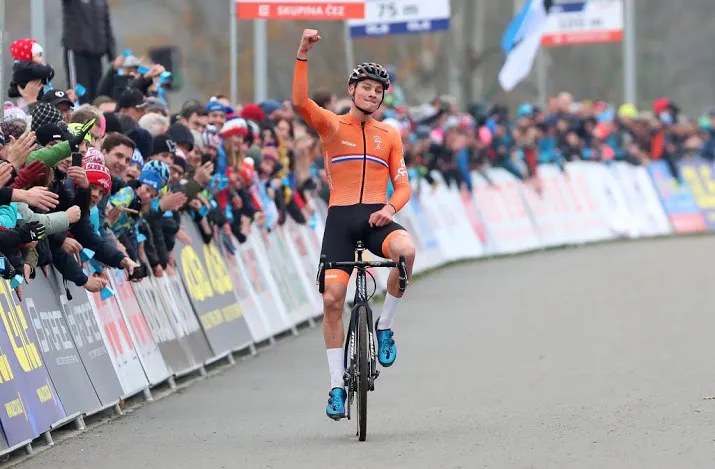 van der poel verslaat van aert in scheldecross