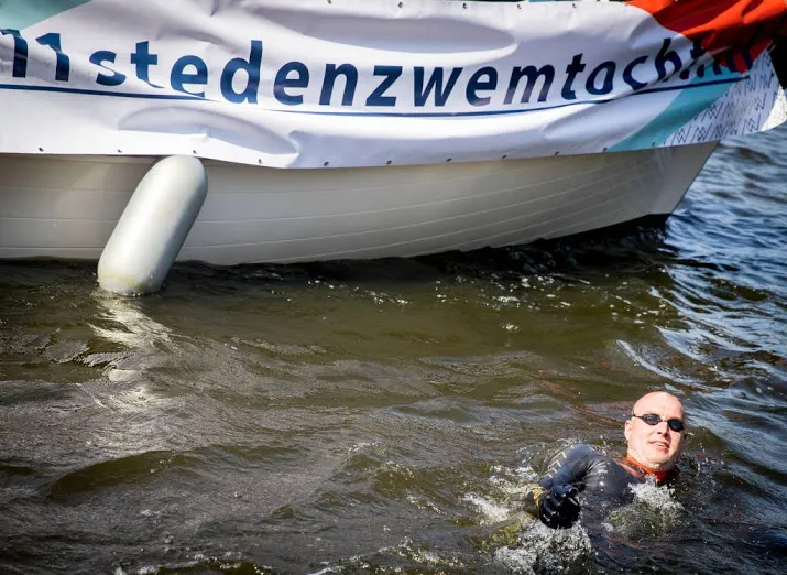 van der weijden onderbreekt zwemtocht