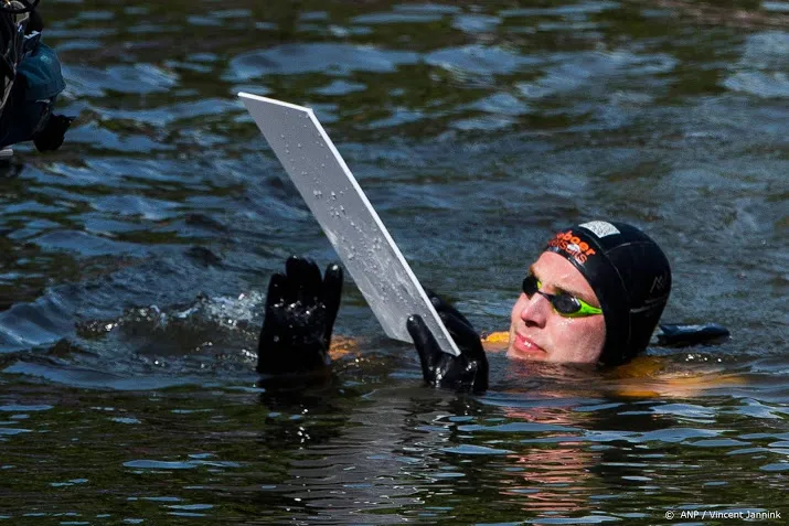 van der weijden voltooit elfstedenzwemtocht