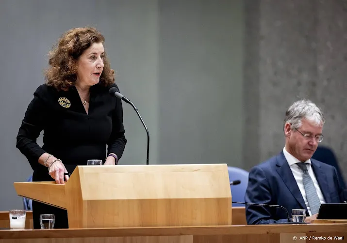 van engelshoven biedt excuses aan voor oude transgenderwet