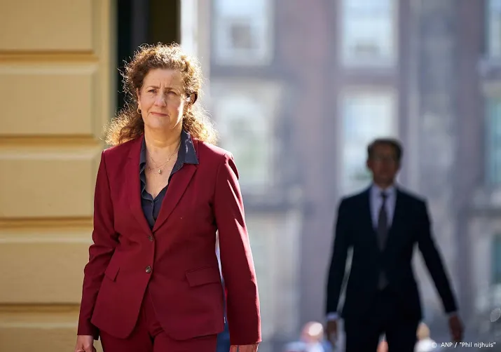 van engelshoven omverhalen beelden helpt niet in discussie