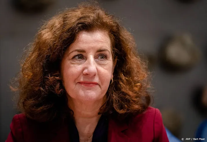 van engelshoven tegen student laat je vaccineren en doe zelftest