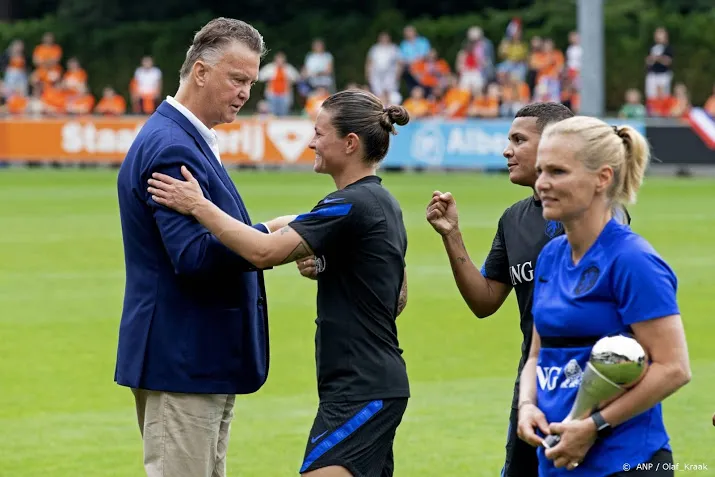 van gaal haalt in speech voor voetbalsters uit naar ek spelers