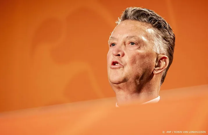 van gaal presenteert zijn definitieve selectie van oranje
