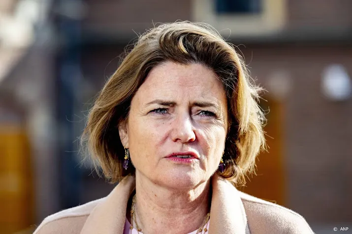 van gennip roept bedrijven op loonsverhogingen te overwegen