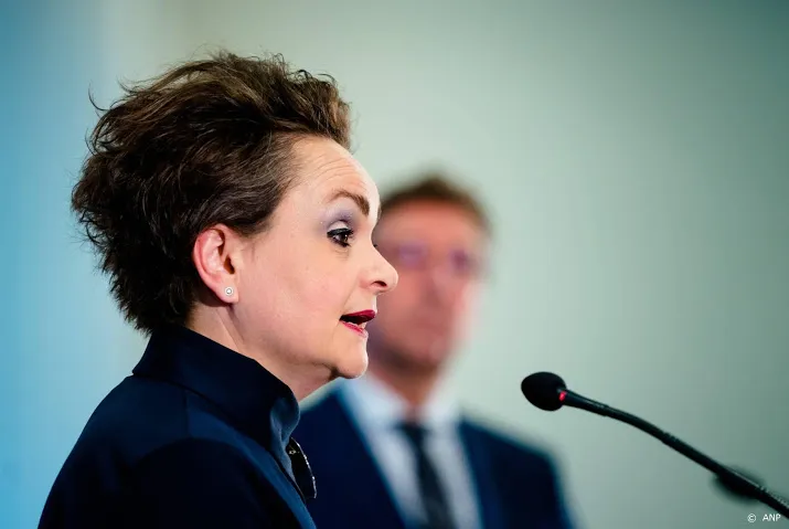 van huffelen biedt excuses aan voor discriminatie toeslagen