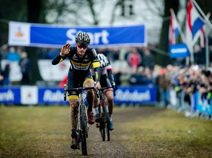 van kessel profiteert van afwezigheid toppers