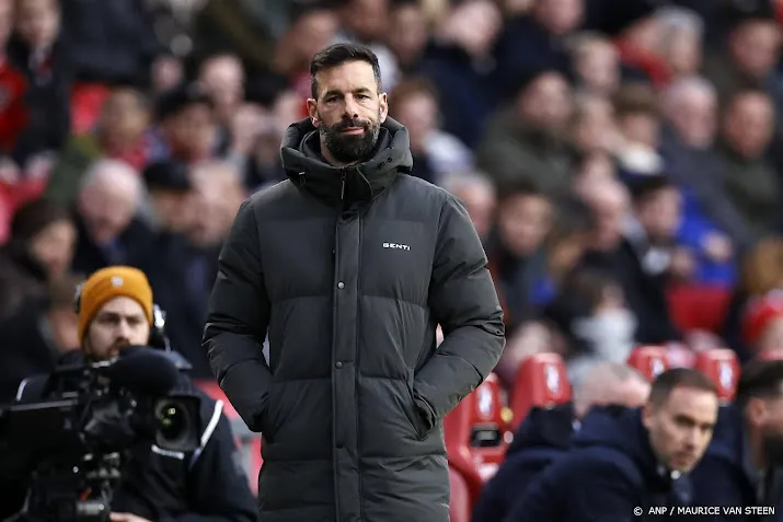van nistelrooij vindt eerste helft tegen cambuur onacceptabel