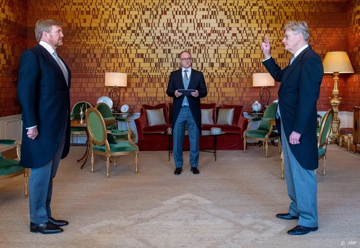 van rijn beedigd tot minister voor medische zorg