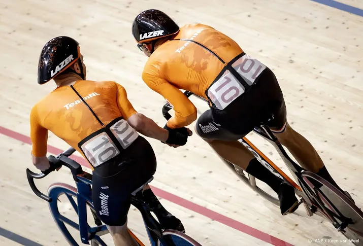 van schip en havik naast het podium bij de koppelkoers