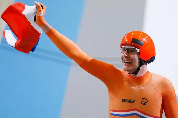 van schip pakt brons op omnium