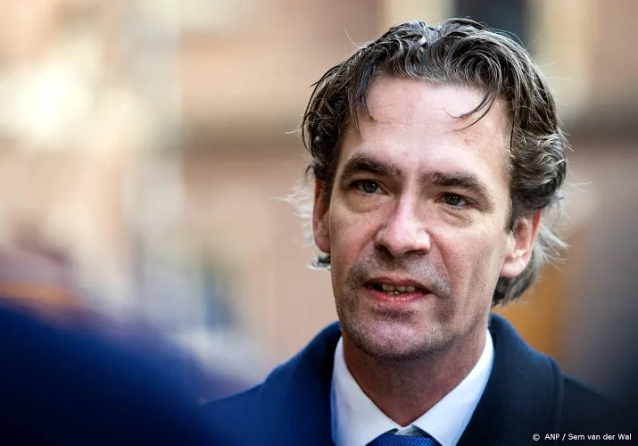 van t wout volgt wiebes op als minister economische zaken