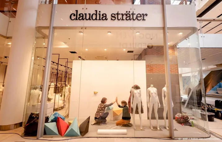 van uffelen houdt 30 winkels expresso en claudia strater open