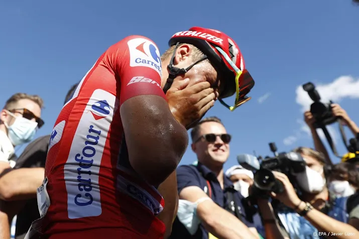 van vleuten en evenepoel in rode trui naar finish in madrid