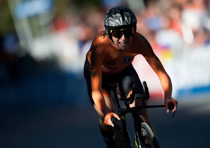 van vleuten koerste met gebroken knie