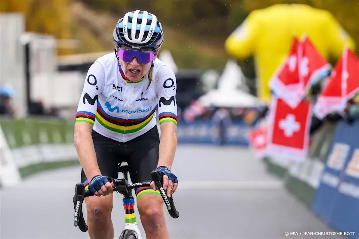 van vleuten slaat aanval vollering af en wint vuelta femenina