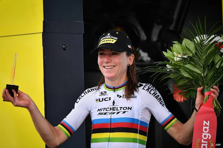 van vleuten soleert naar ritzege en leiderstrui in giro rosa