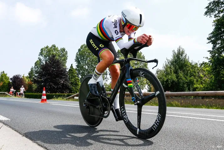 van vleuten verliest tijd in ploegentijdrit