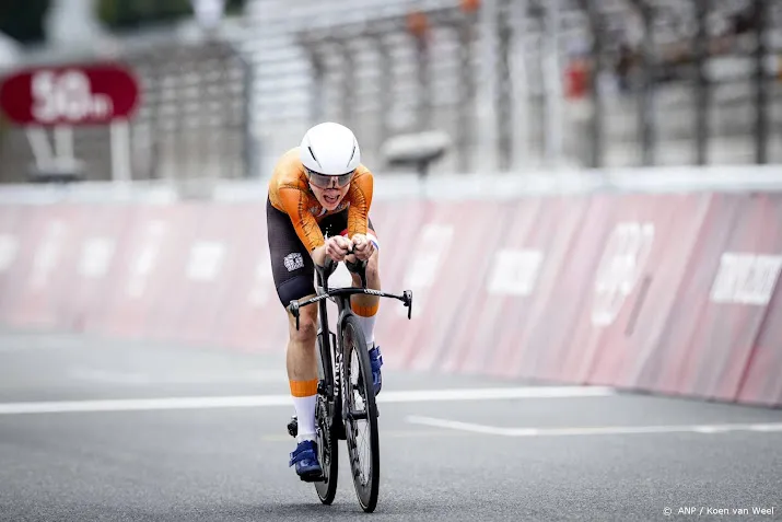 van vleuten zet challenge by la vuelta naar haar hand