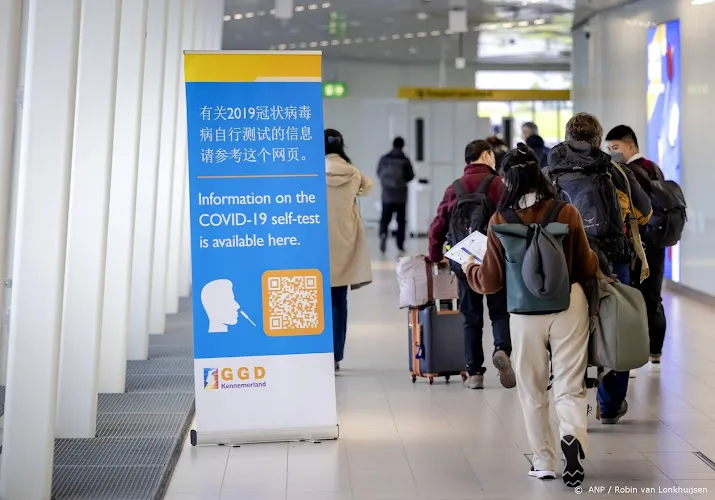 vanaf dinsdag negatieve coronatest nodig voor reiziger uit china