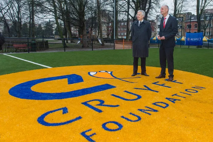 vandalen vernielen cruyff court in molenbeek