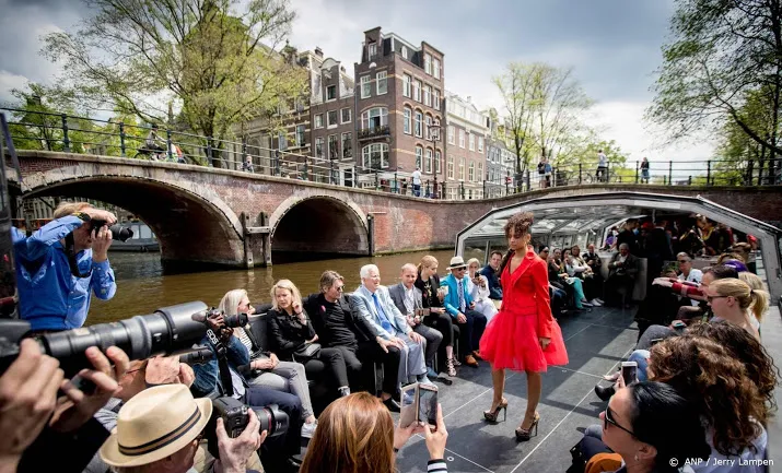 varende modeshow eert anne frank