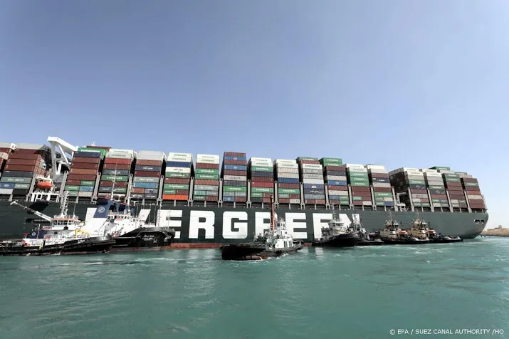 vastgelopen containerschip suezkanaal los verkeer weer op gang
