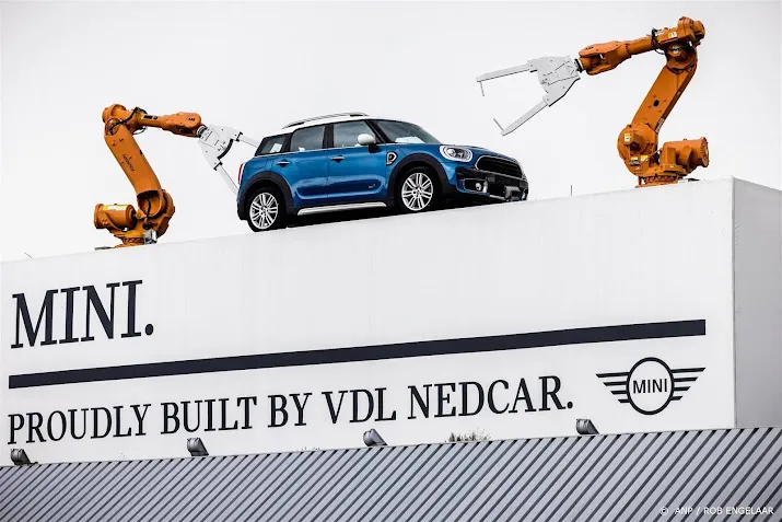 vdl kondigt massaontslagen aan bij autofabriek nedcar