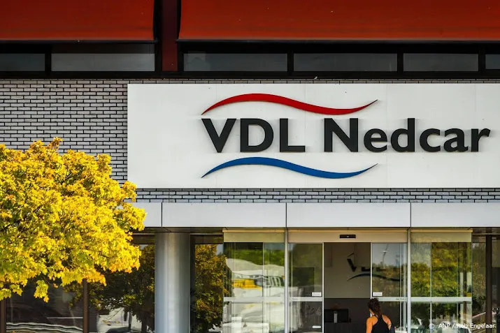 vdl nedcar staakt productie om leveringsproblemen door oorlog