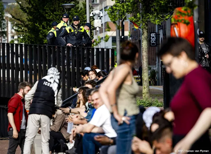 veel agenten aanwezig bij roeterseilandcampus amsterdam