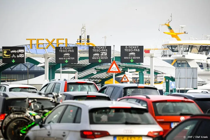 veel drukte op de weg op zonnige dag