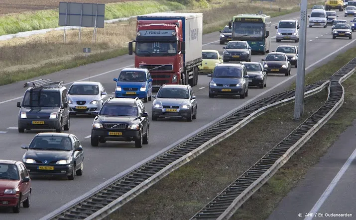 veel drukte op wegen naar fashion outlets