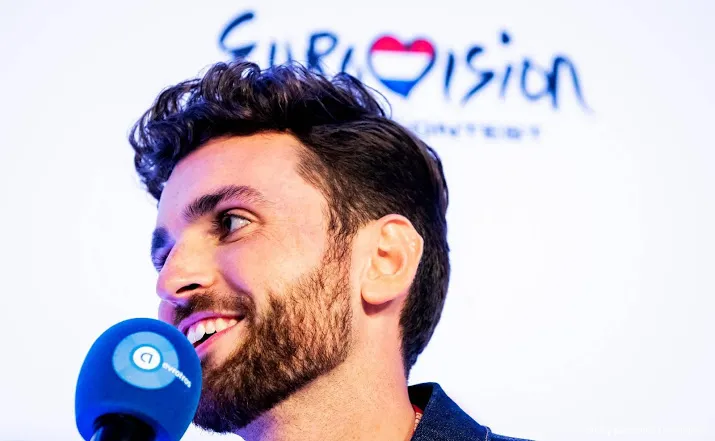 veel fans verwelkomen duncan op schiphol