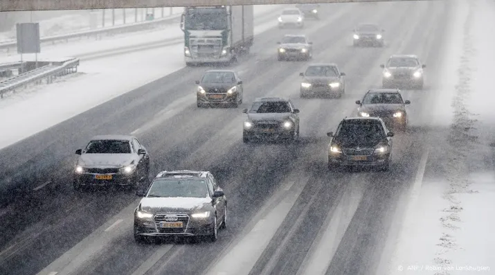 veel files op de wegen door sneeuwval